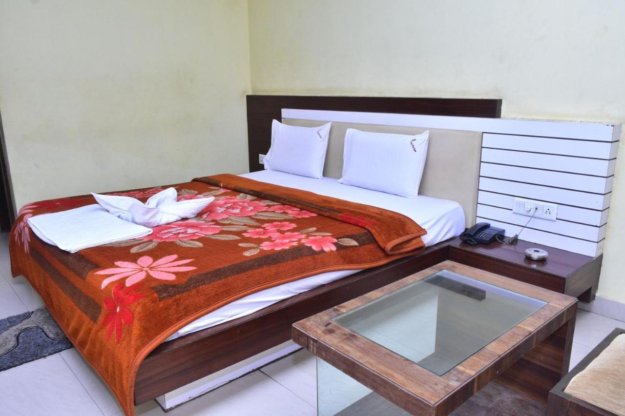 Hotel Mid East Haridaspur Екстериор снимка