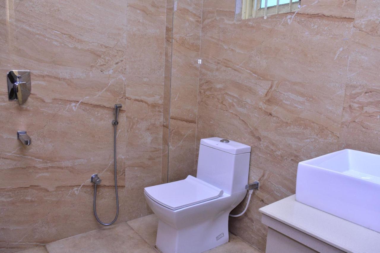 Hotel Mid East Haridaspur Екстериор снимка