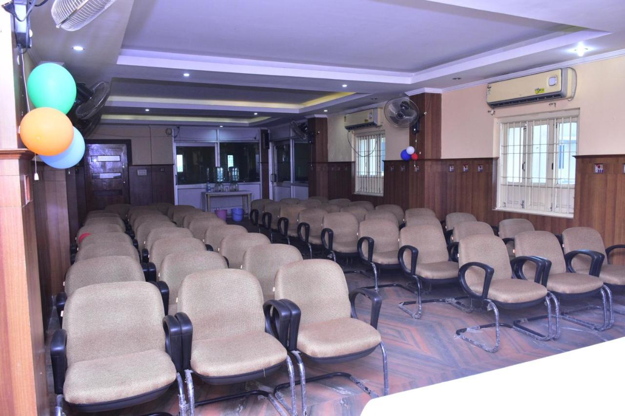 Hotel Mid East Haridaspur Екстериор снимка