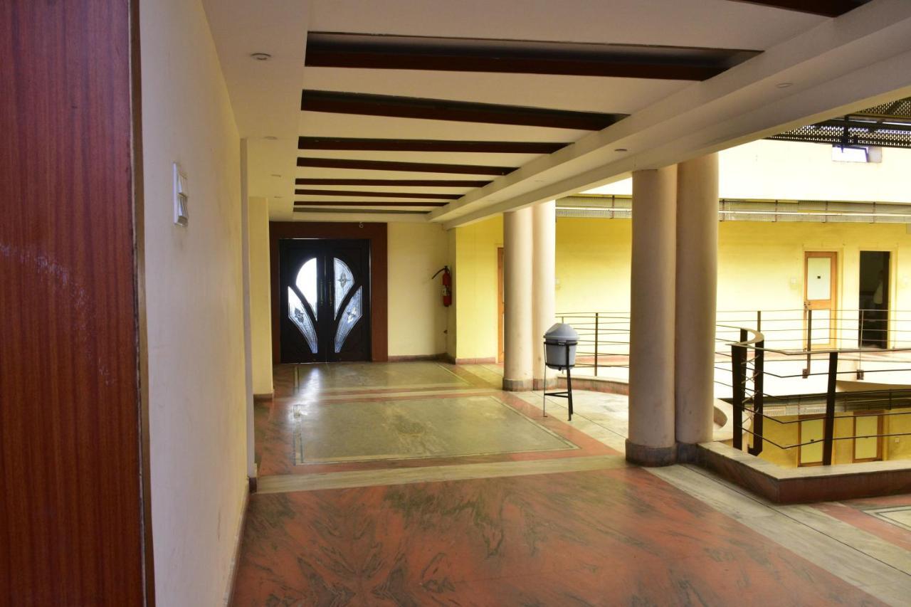 Hotel Mid East Haridaspur Екстериор снимка