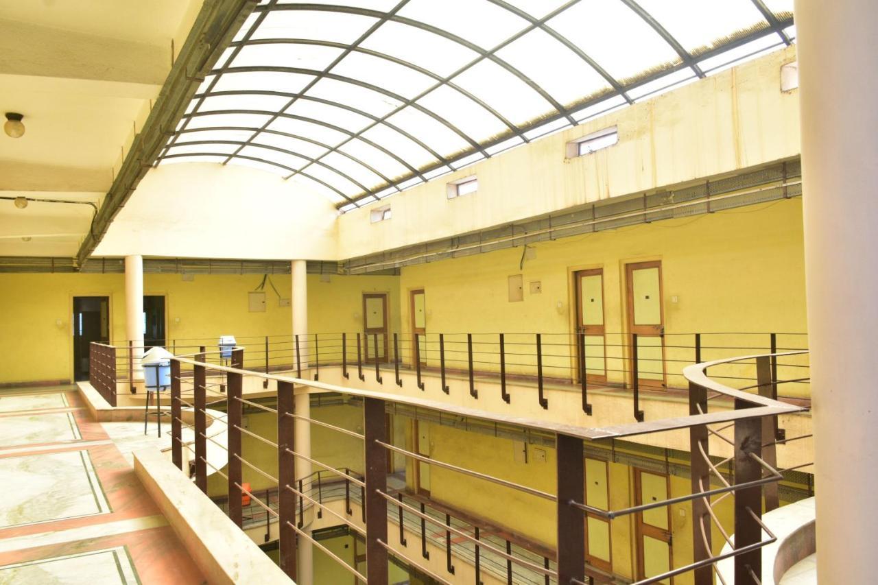 Hotel Mid East Haridaspur Екстериор снимка