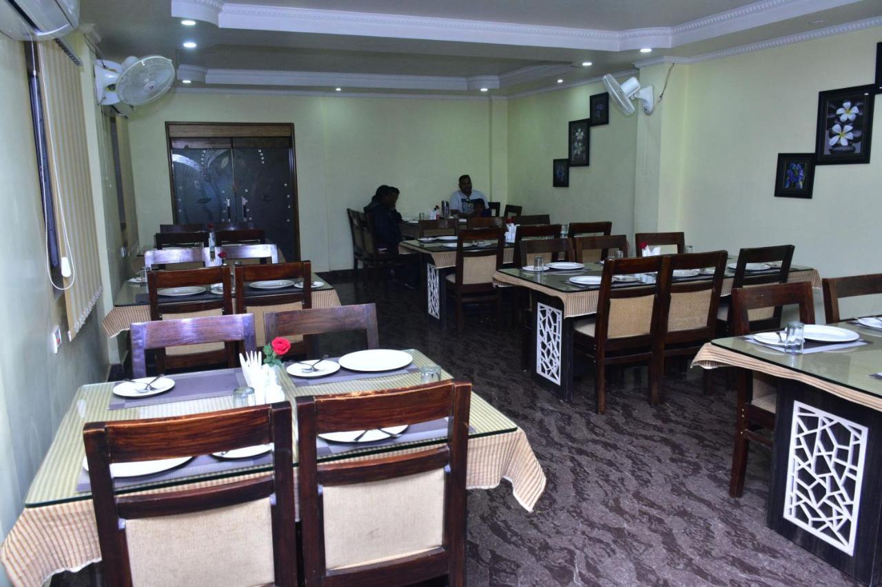 Hotel Mid East Haridaspur Екстериор снимка